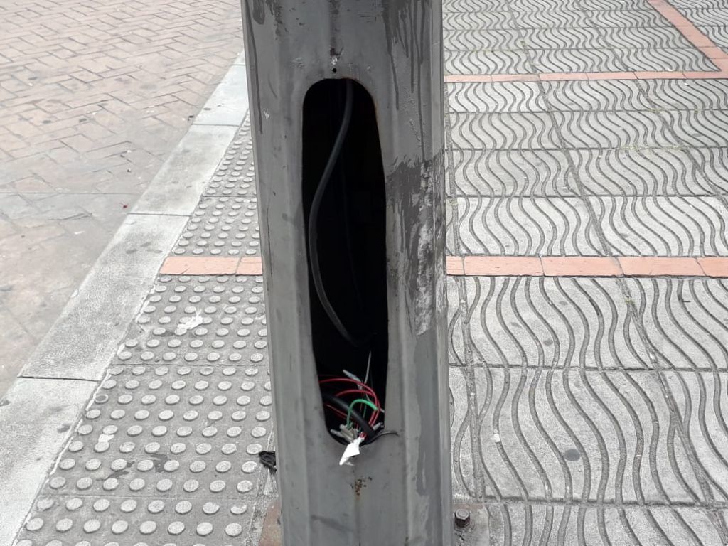 En tinieblas sector de la catedral tras el robo de los cables de las luminarias