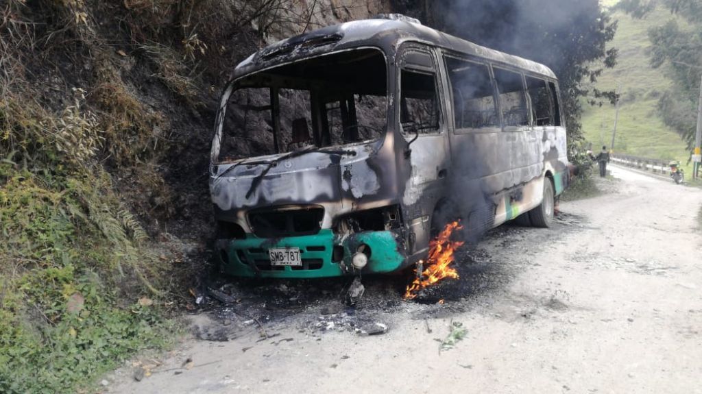 Un cortocircuito generó incendio en un bus en Toche
