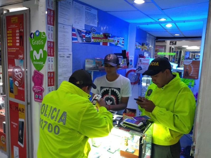 Allanamientos a establecimientos de venta de celulares dejaron dos personas capturadas
