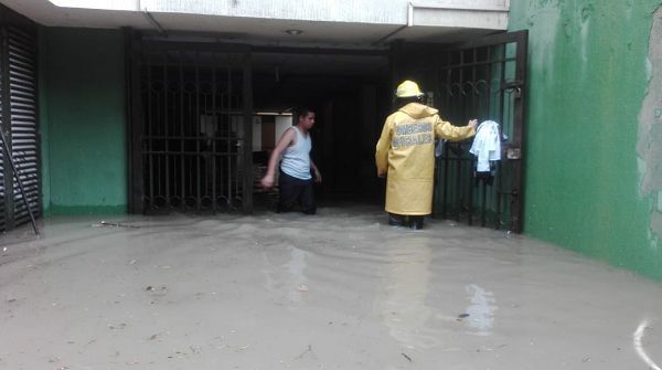 Fuertes lluvias dejaron inundaciones en cinco barrios de la ciudad