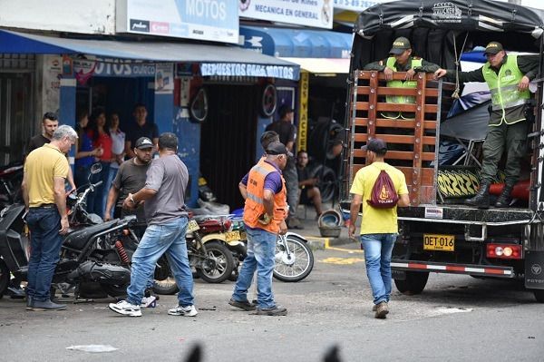 Talleres sellados y vehículos inmovilizados durante operativo en la calle 24 de Ibagué