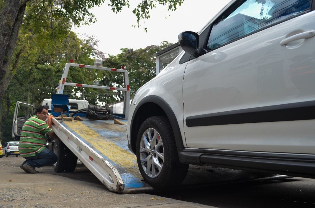 Entre las multas más comunes, sigue el parquear en espacios prohibidos