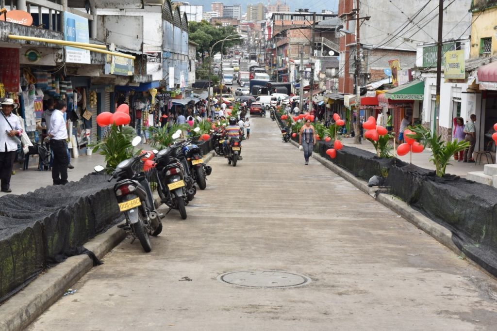 Jaramillo inauguró remodelación del entorno de la plaza de la 21 y anunció nuevas inversiones