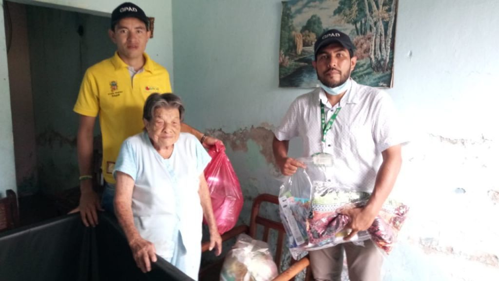 Le fue entregada ayuda humanitaria a familias afectadas por las lluvias