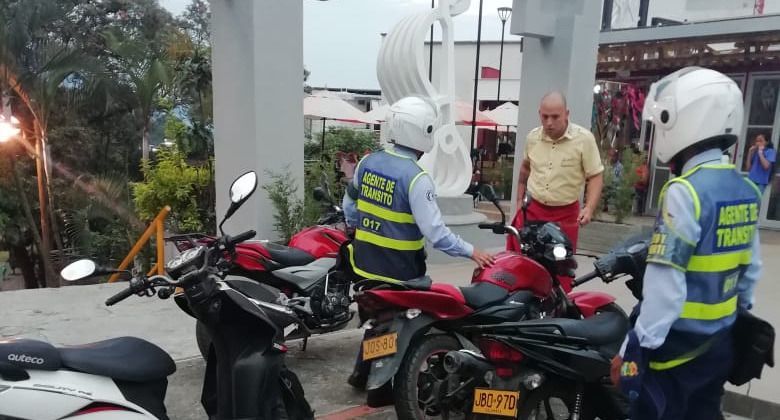 A la fecha van 7 motociclistas sancionados por parquear en la plazoleta de los artesanos