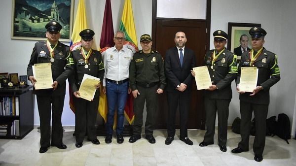 Alcalde de Ibagué, condecoró a policías que evitaron caso de suicidio en el puente de la variante