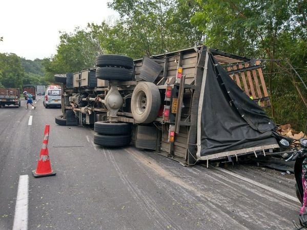 Tres vehículos se volcaron en carreteras del Tolima