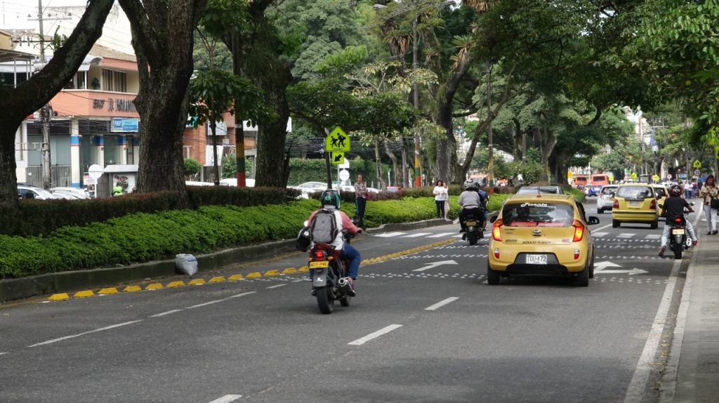 En lugar de tachones entre las calles 28 y 37 con Quinta, se instalarán estoperoles y reductores de velocidad