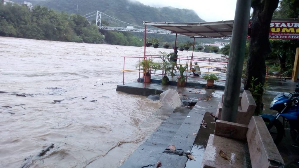 Río Magdalena a punto de desbordarse en el municipio de Honda