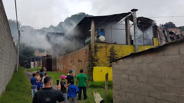 Bomberos apagaron incendio en fábrica del barrio San José
