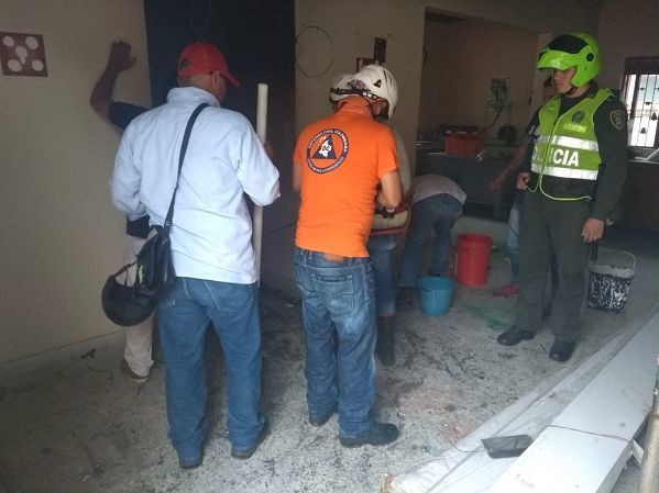 Bomberos evalúan pérdidas por incendio en hospital de Lérida
