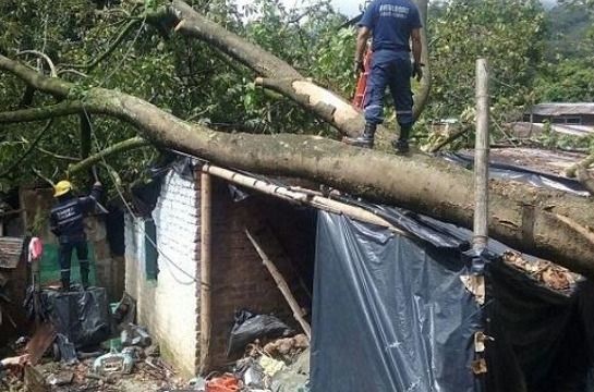 Deslizaminetos en Melgar dejan 20 personas afectadas