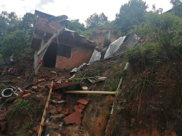 Un niño muerto, su hermanita lesionada y más de 30 emergencias dejaron las fuertes lluvias en Ibagué