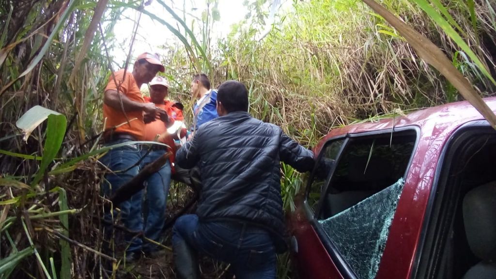 Cinco personas heridas al caer automóvil a abismo en la vía a Casabianca