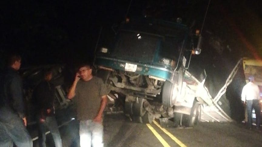 Vía a Venadillo-Lérida, duró varias horas cerrada por volcamiento de tracto camión
