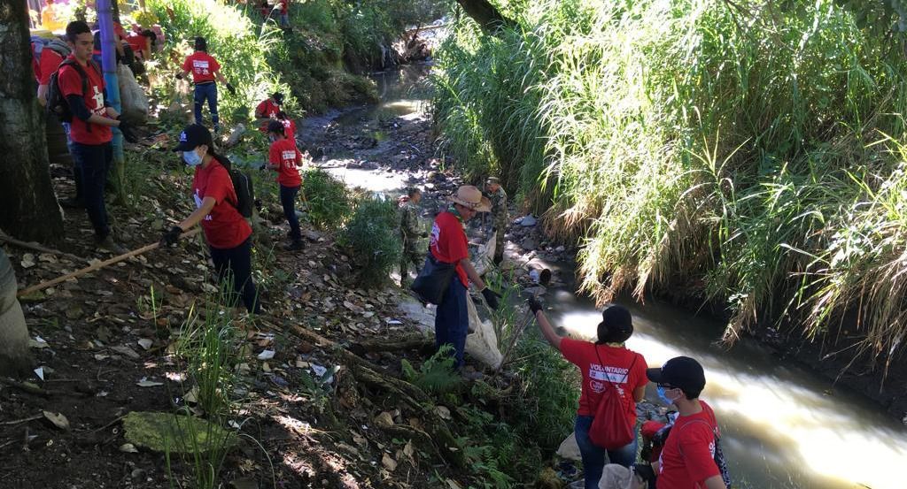 Jornada de limpieza en la quebrada del Hato de la Virgen, se realizó este sábado