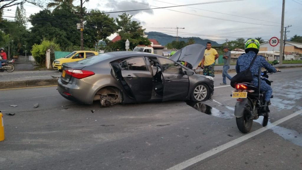 Hombre por poco pierde la vida al estrellar su auto contra poste
