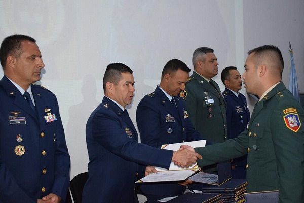 Escuela de Helicópteros de la FAC de Melgar,  gradúa nuevos pilotos