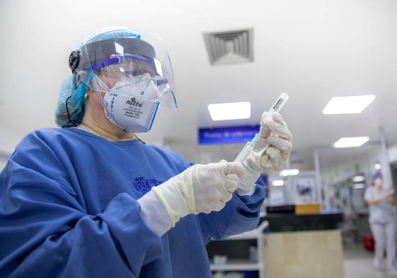 Identifican nuevos síntomas de COVID en personas ya vacunadas