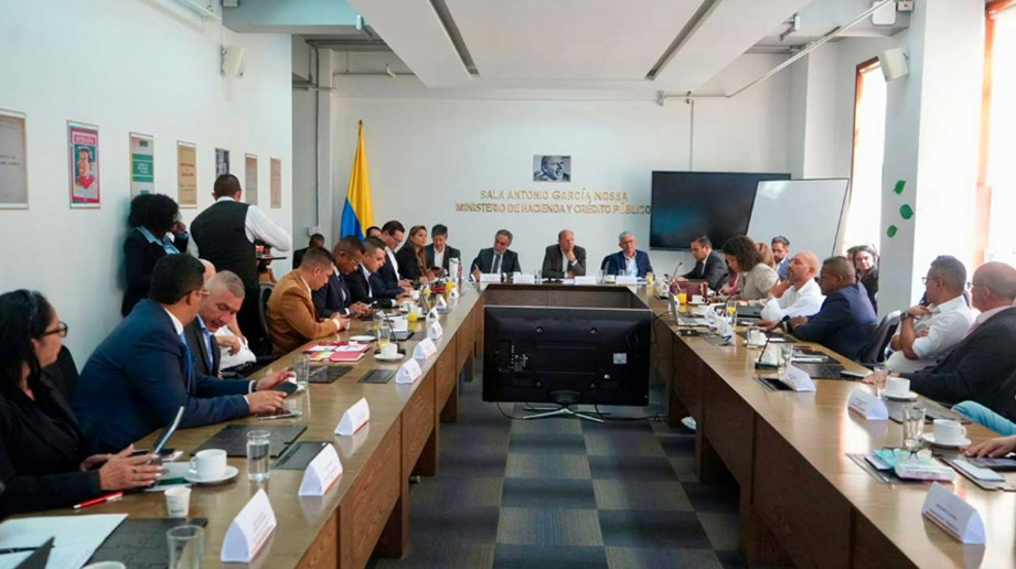 Cumbre: Gobierno anuncia acuerdo, pero gobernadores mantienen su rechazo