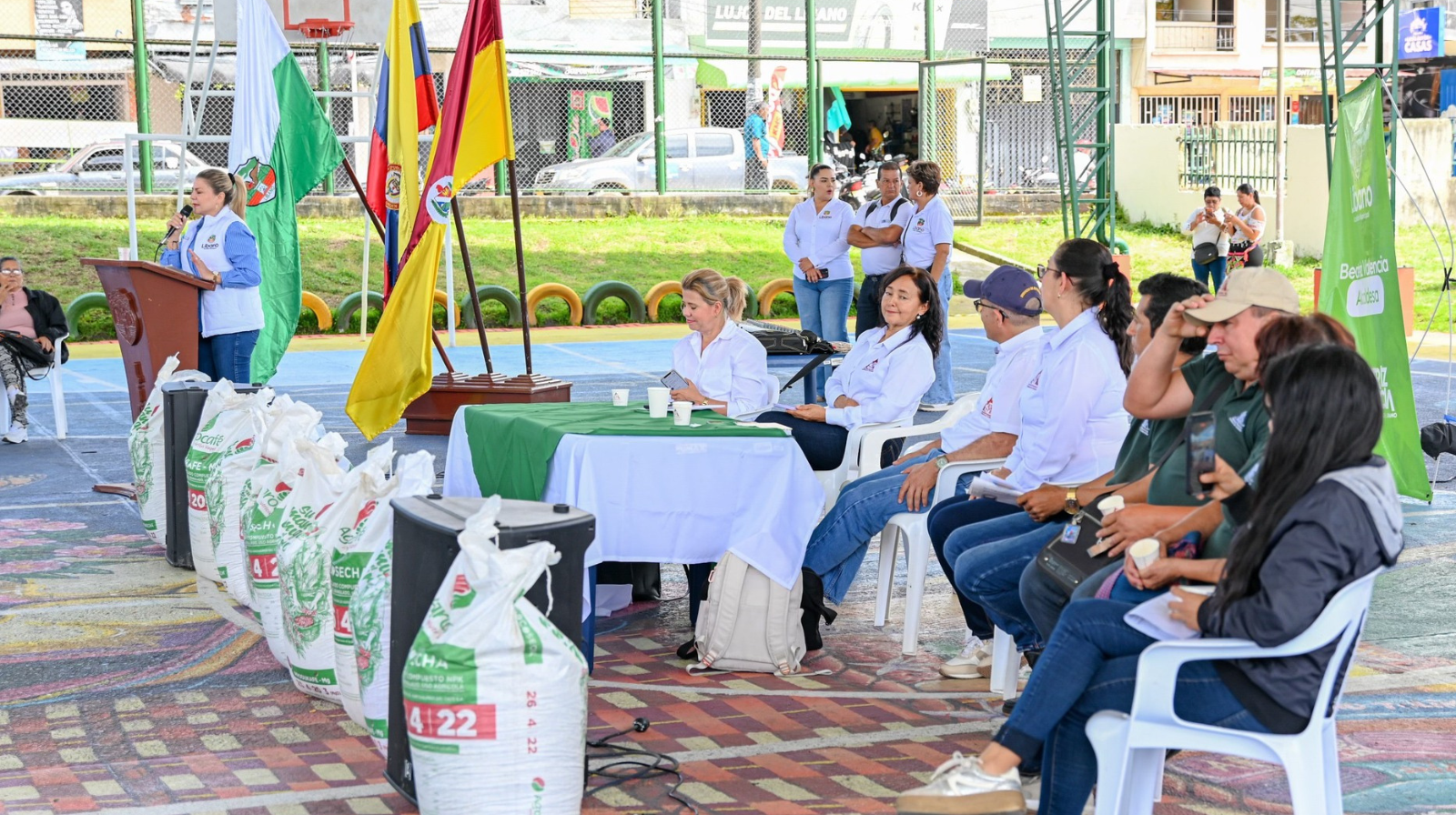 Alcaldía del Líbano y Comité de Cafeteros entregaron 310 lotes de café a 272 familias productoras