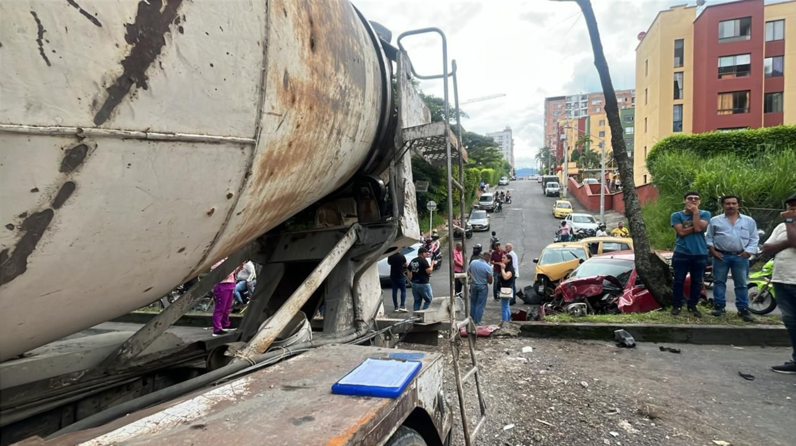 Cuatro heridos dejó una mezcladora sin frenos en la avenida Guabinal de Ibagué
