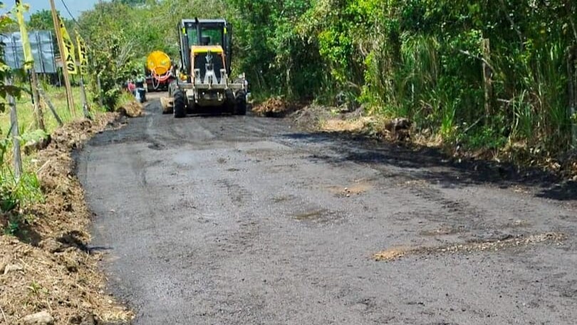 Avanza pavimentación en zona rural de Ibagué para mejorar acceso