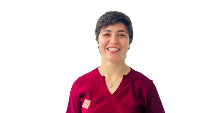 Johana Charpentier, de Francia a los consultorios del hospital veterinario de la UT