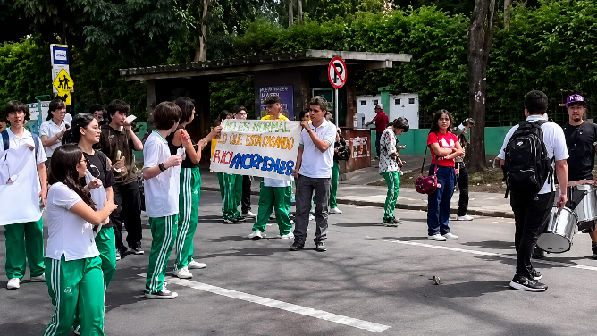 Estudiantes del San Simón protestaron por denuncia contra docente