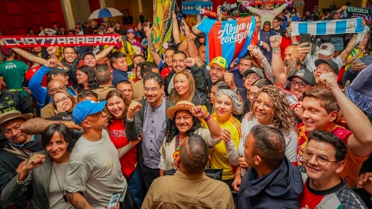 Barras del fútbol colombiano entregan camiseta de la Selección a Cepeda
