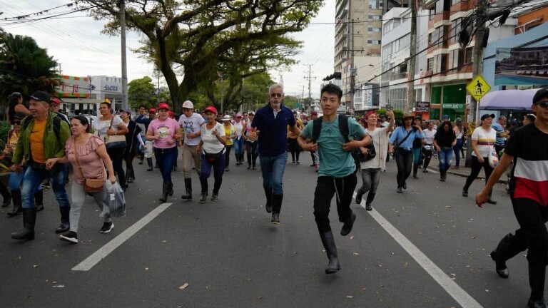 Más de 5.000 personas corrieron en botas de caucho por el campesinado