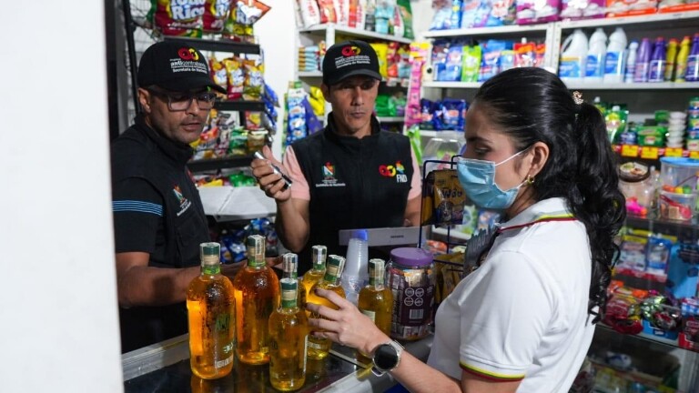 Secretaría de Salud advierte sobre riesgos del licor adulterado