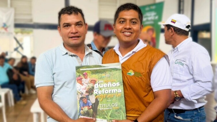 Campesinos de Chaparral reciben títulos tras 17 años de espera