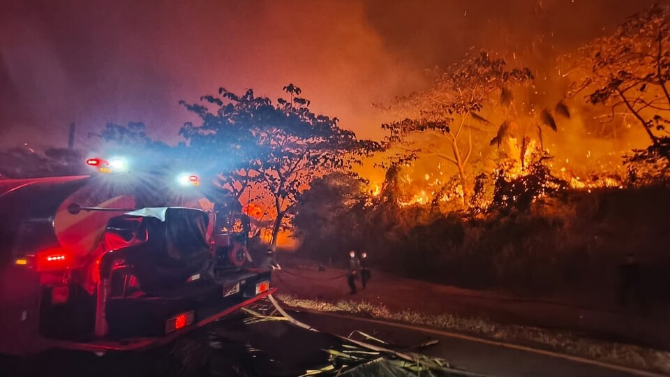 Bomberos de varias regiones se movilizan para apoyar al Tolima ante los incendios