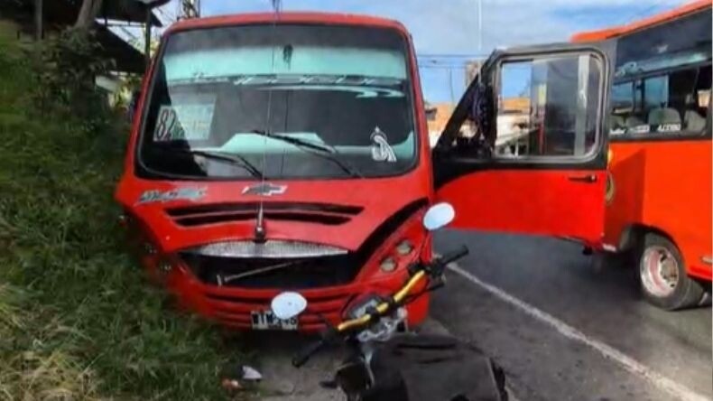 Buseta perdió los frenos en Boquerón y terminó contra una peña