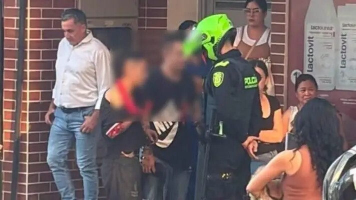Retienen a dos presuntos ladrones y queman su moto en La Pola