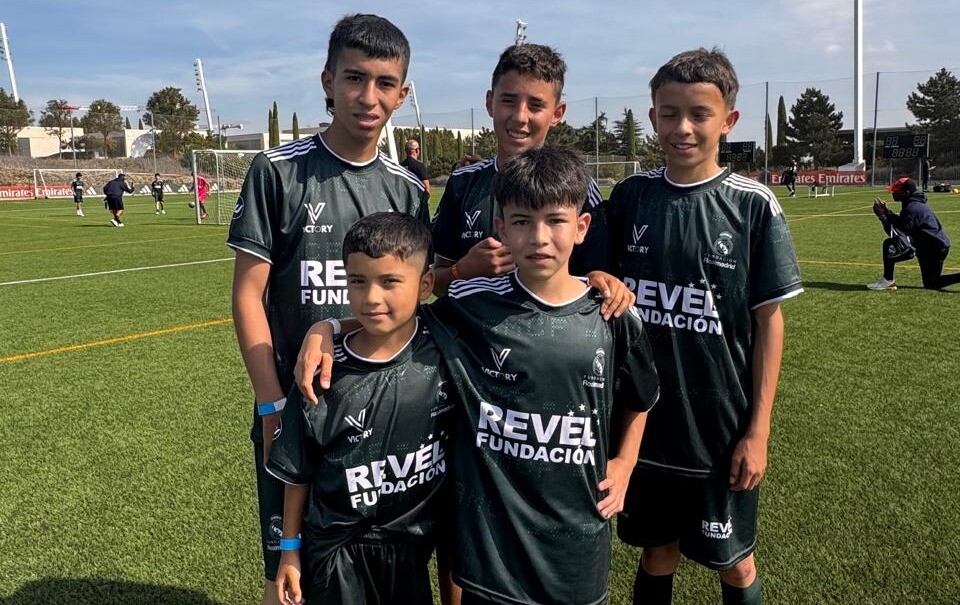 Niños de regiones afectadas por el terremoto, viajaron al Campamento del Real Madrid en España