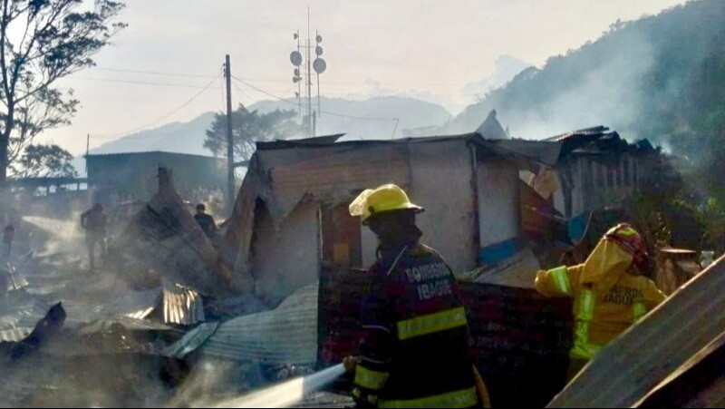 Incendio de San Juan de la China consumió una escuela, tres viviendas y dos vehículos
