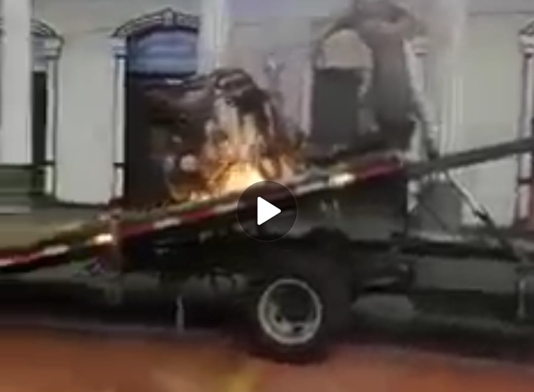 Incendió la moto antes que se la llevara los agentes de Tránsito