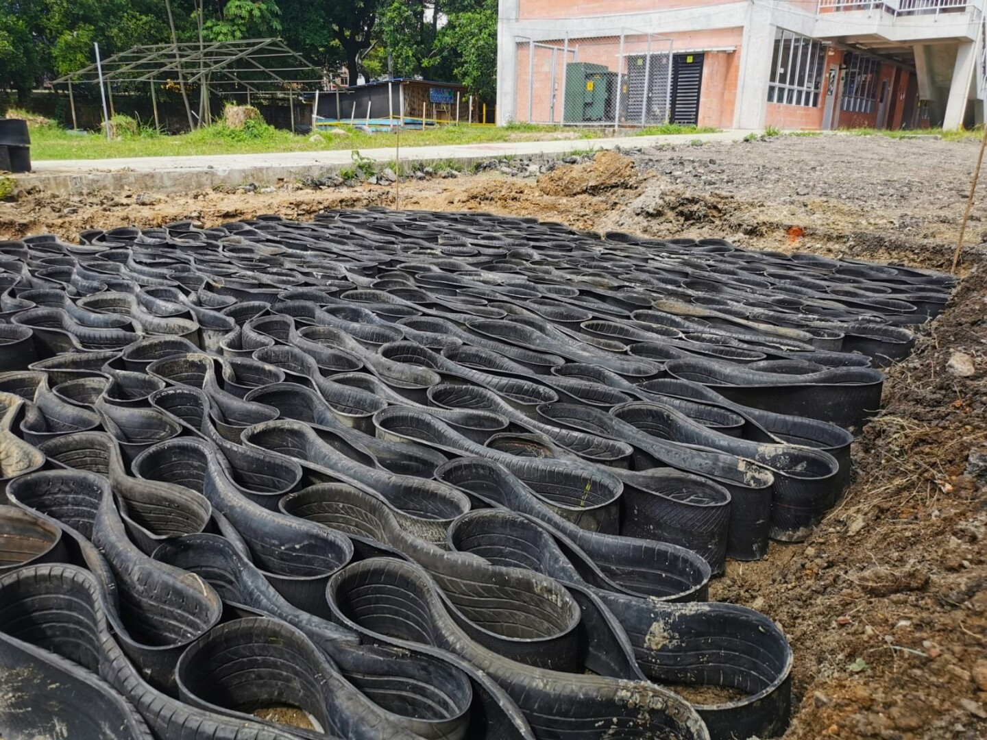 Estudian reforzar las vías de la zona rural de Ibagué con neumáticos reutilizados