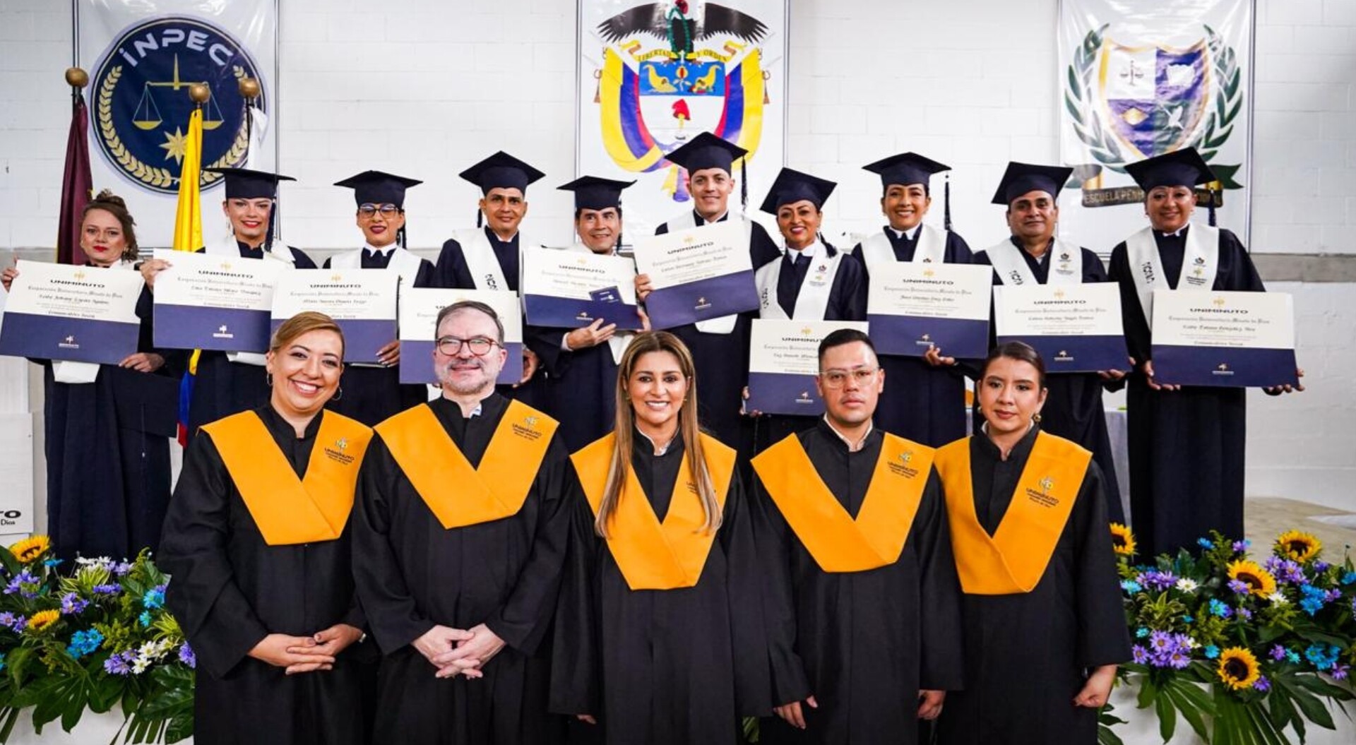 Internos y guardianes de la cárcel de Picaleña se gradúan como comunicadores sociales