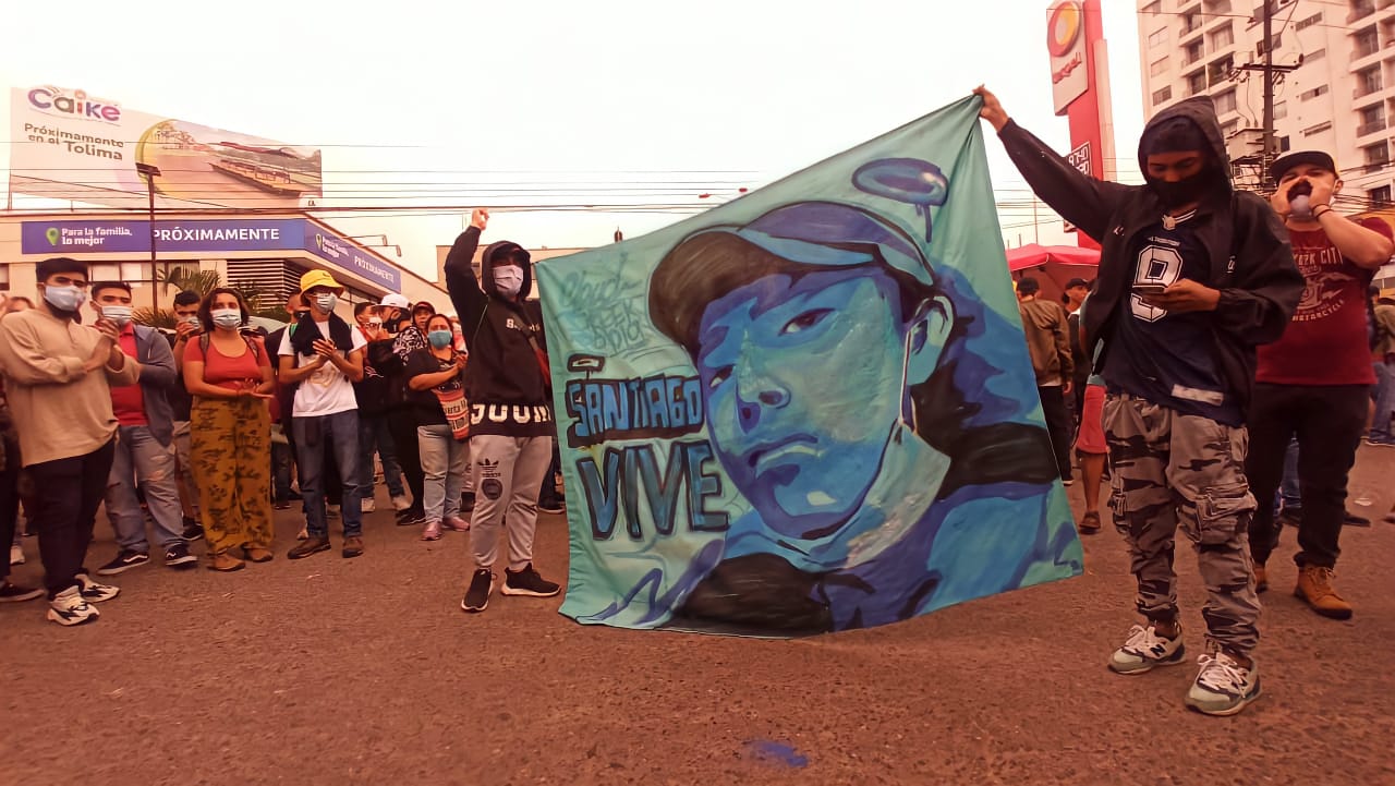 Jóvenes protestan pese al toque de queda en Ibagué