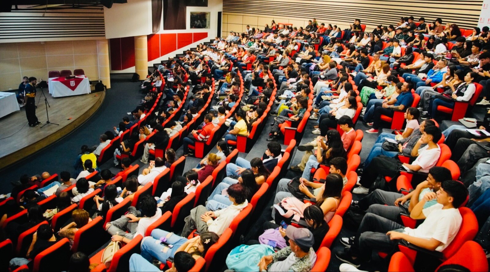 Educación Primero: El sueño colectivo que impulsa a 250 jóvenes hacia la universidad