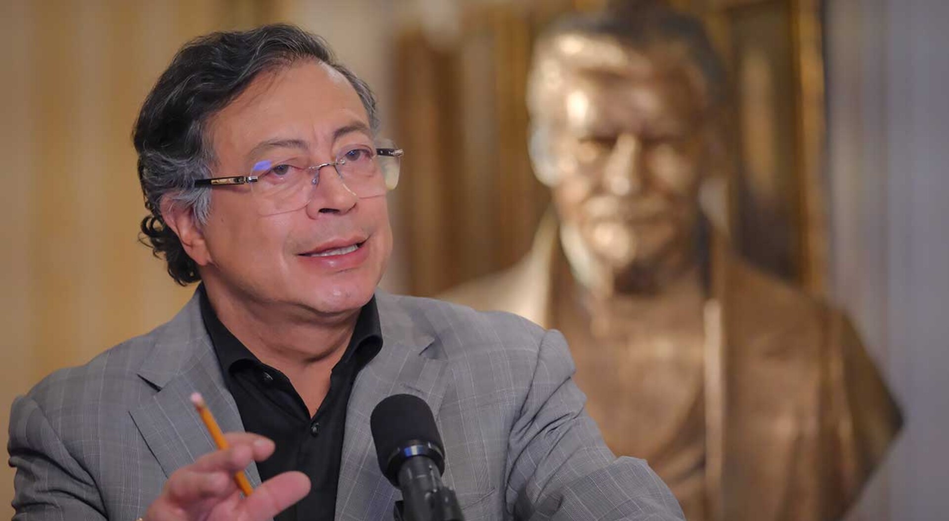 "Las EPS seguirán quebrándose y no las voy a salvar": Petro