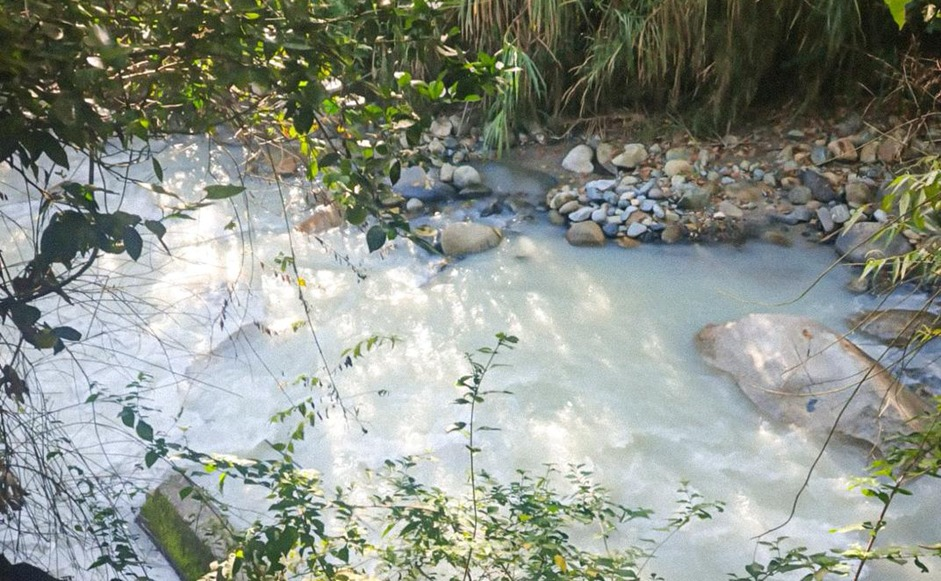Continúa la alerta ambiental en el Tolima por derrame de látex en el río Cocora