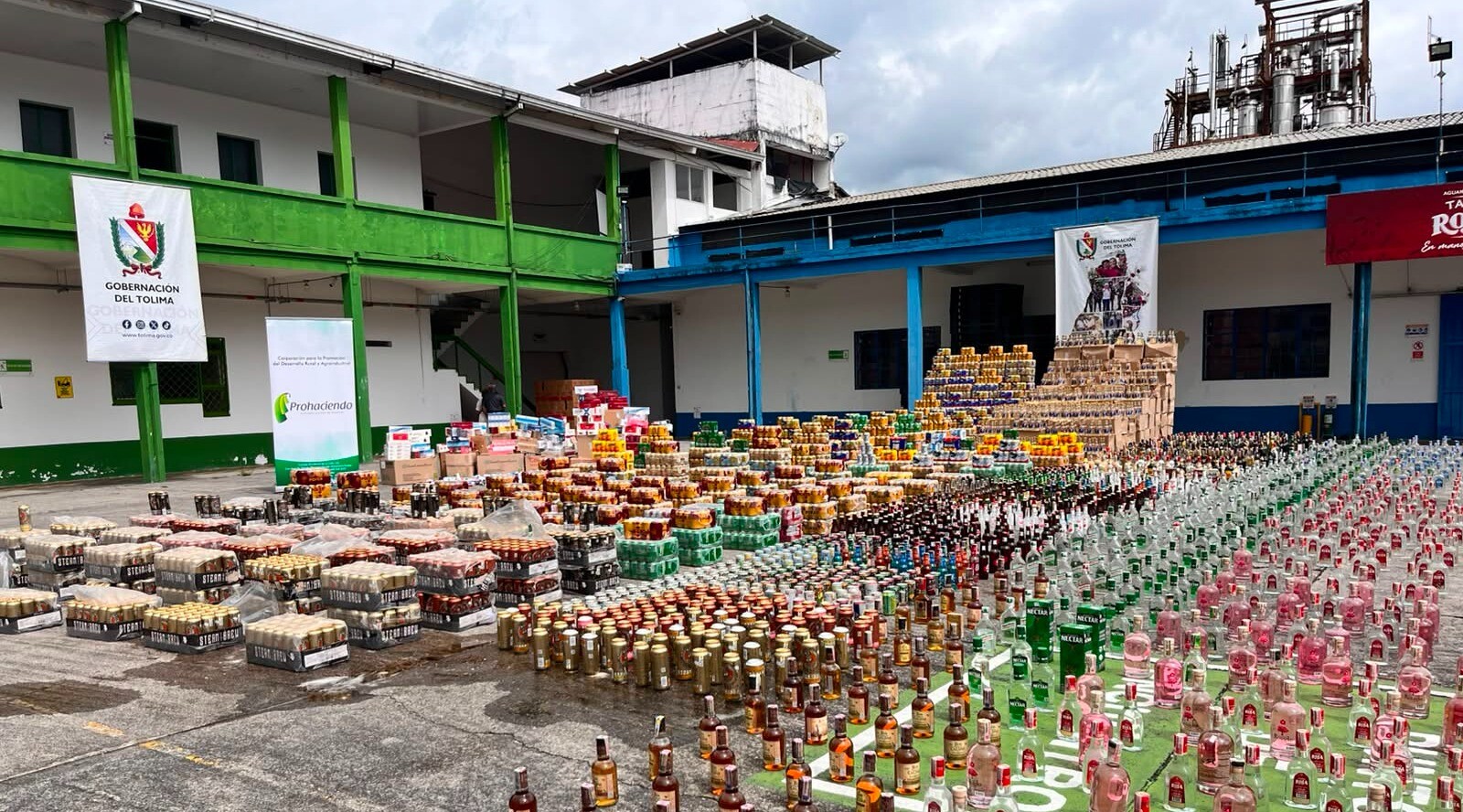 Más de 33.000 unidades de licor y cigarrillos ilegales fueron destruidos en el Tolima