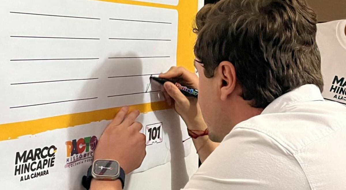 Marco Emilio Hincapié firma pacto por la juventud en Ibagué
