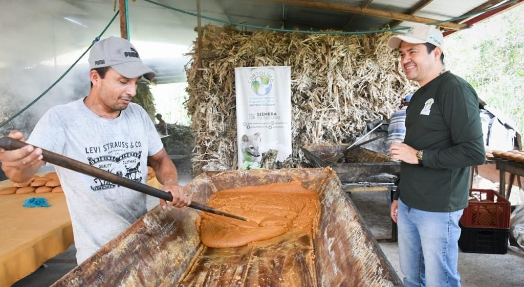 Mariquita con la primera hornilla ecoeficiente para trapiche panelero
