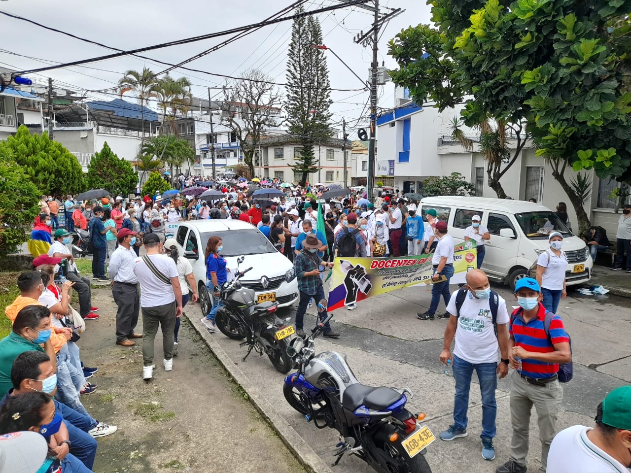 Más de 2.000 docentes marchan por las calles de Ibagué
