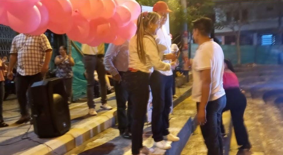 Mauricio Jaramillo apareció en un evento de campaña junto a Johana Aranda